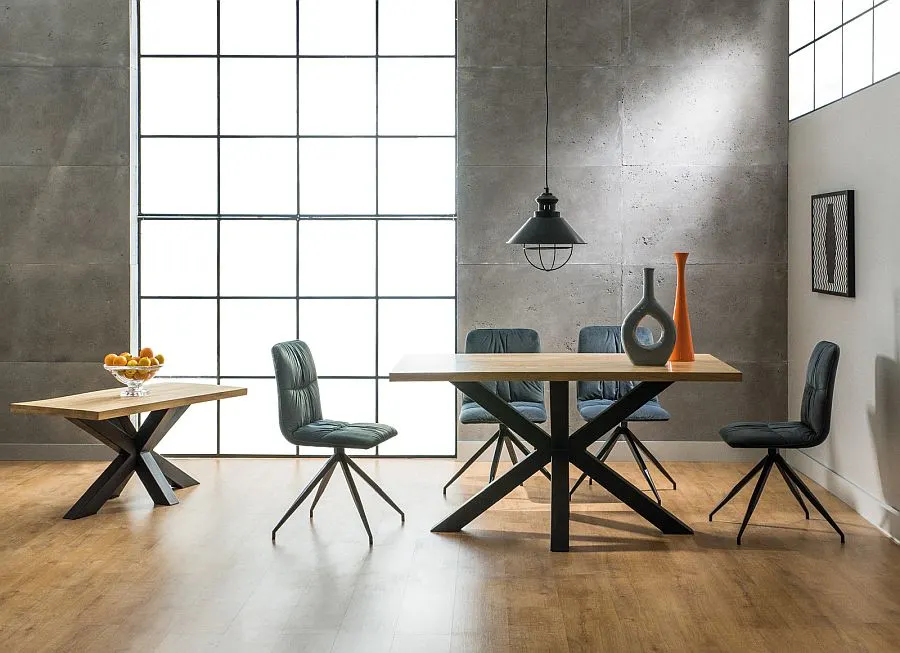 Ława w salonie obok stołu w stylu loft