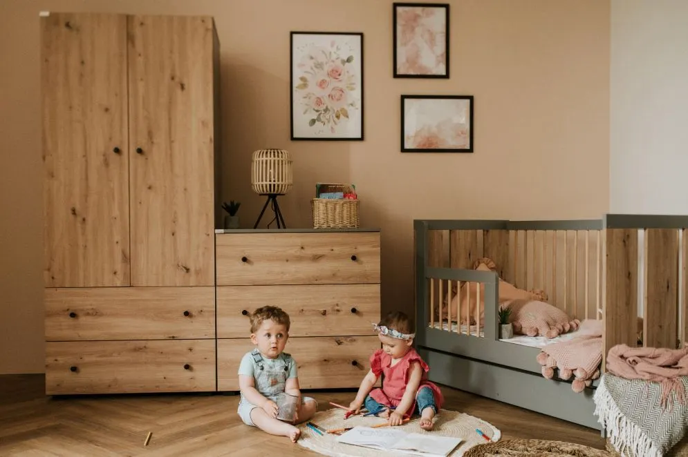 Łóżeczko dziecięce PAULINE 120x60 grafitowe/dąb z barierką minimalistyczne I sklep meblowy MIRAT.  kolekcja PAULINE