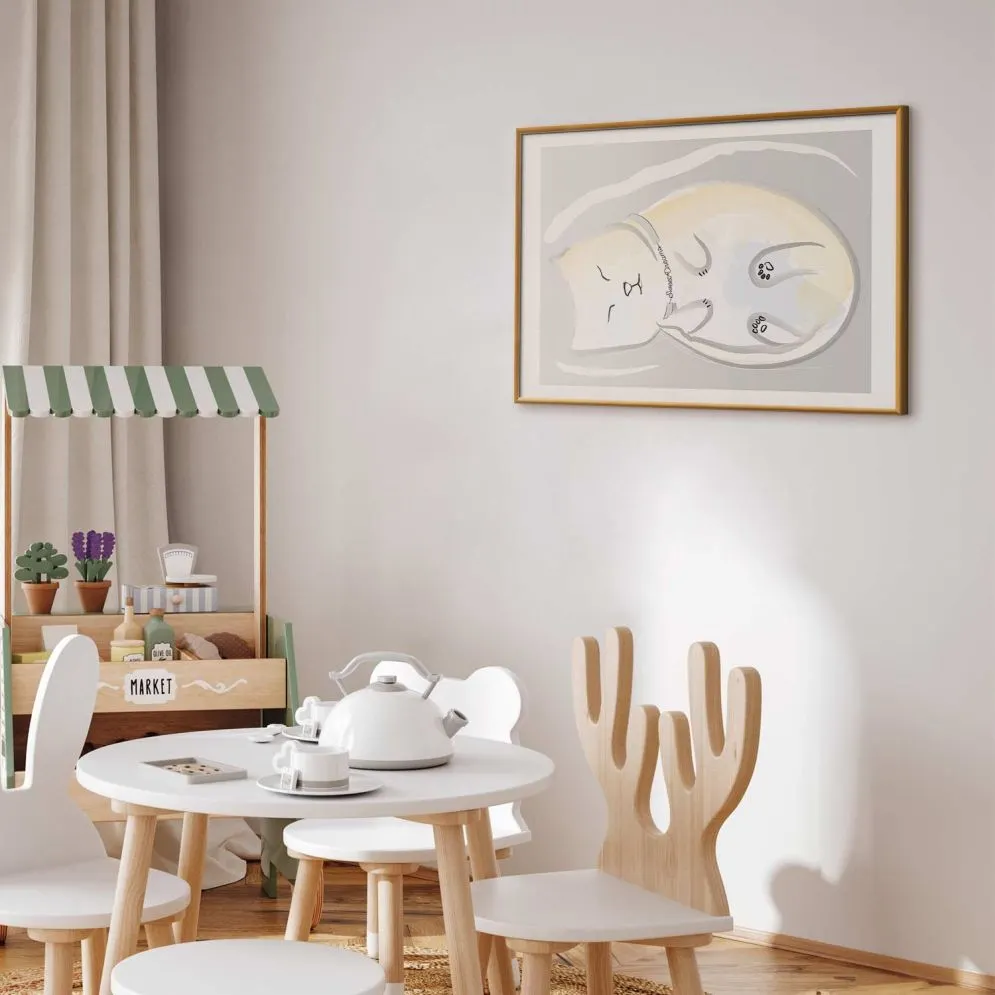 Plakat Śpiący kotek 60x40 cm z ramą złotą z marginesem | MIRAT.