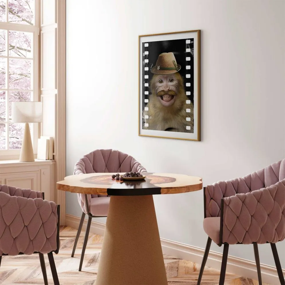 Plakat Małpa w kapeluszu 60x90 cm z ramą złotą z marginesem | MIRAT.