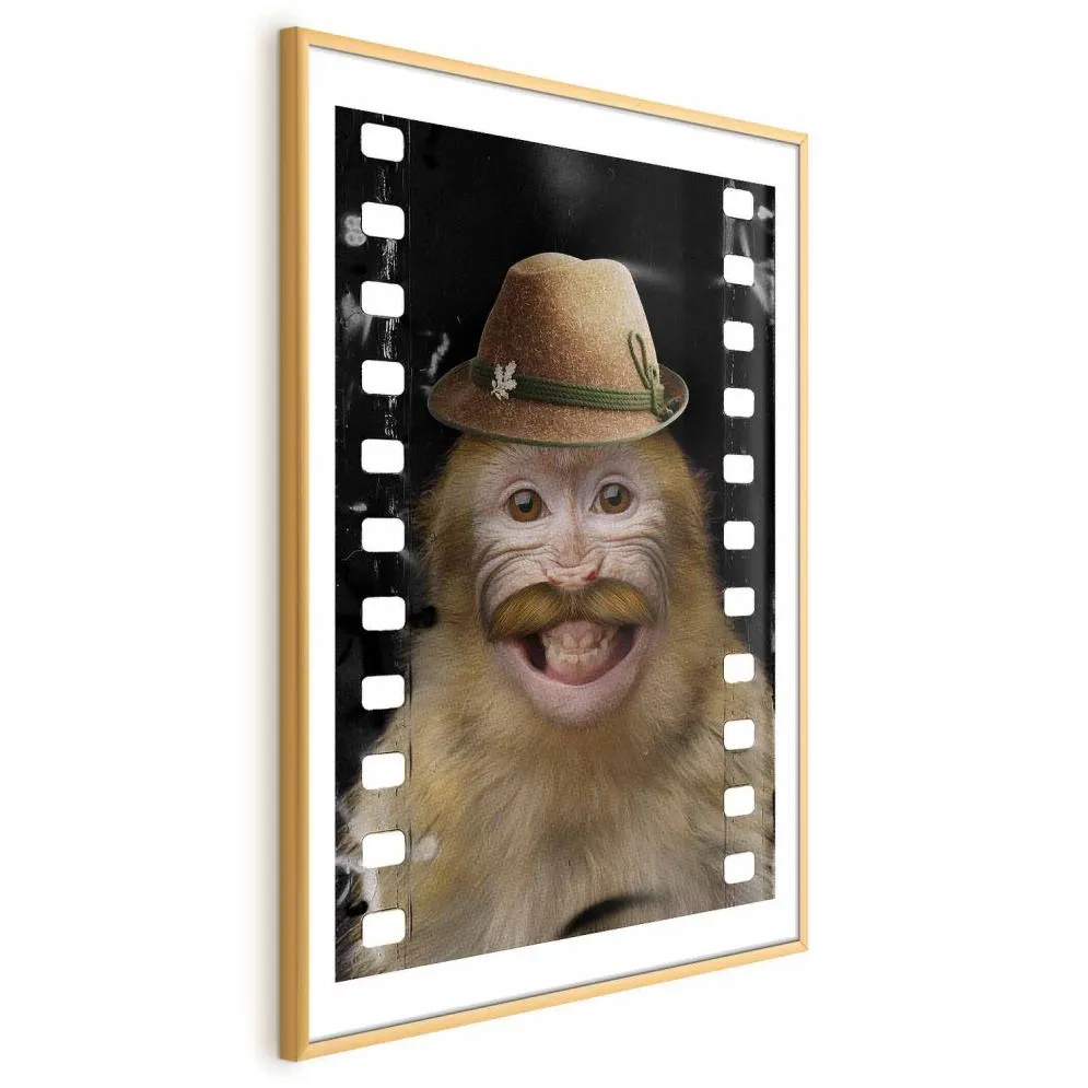 Plakat Małpa w kapeluszu 60x90 cm z ramą złotą z marginesem | MIRAT.