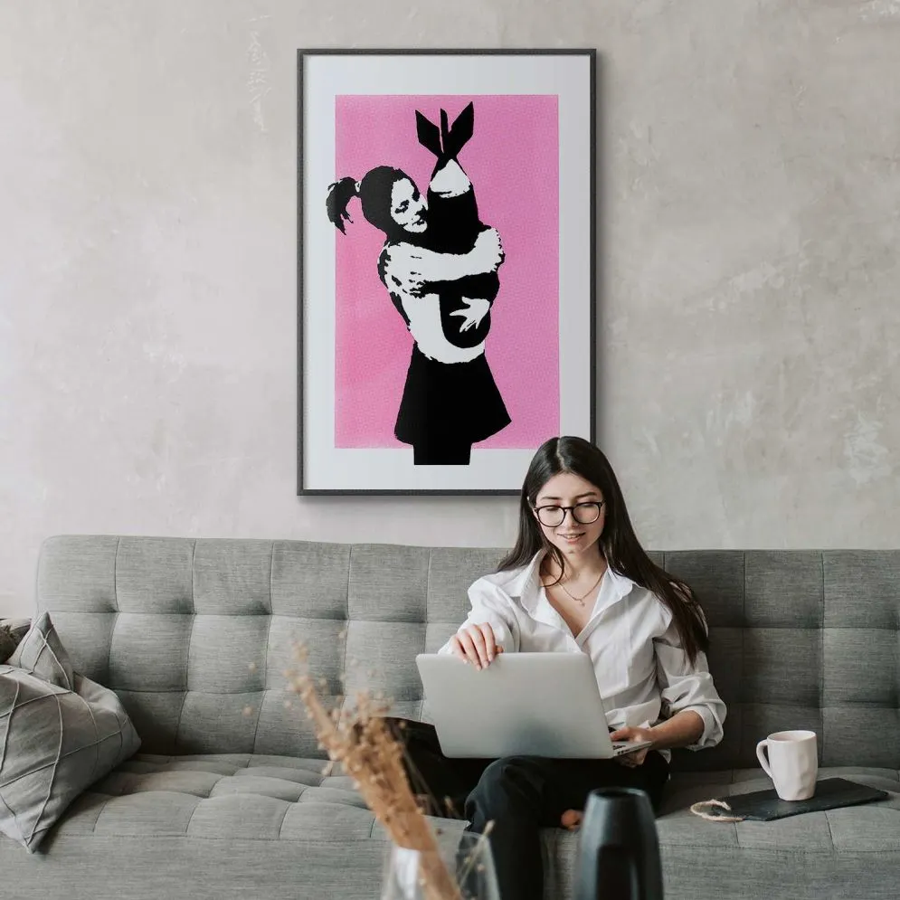 Plakat Bombowy uścisk 60x90 cm z ramą czarną z marginesem | MIRAT.