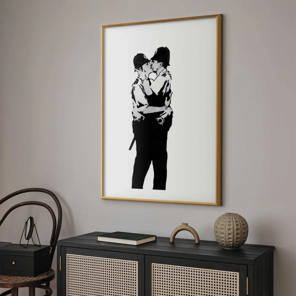 Plakat Kissing Coppers 21x30 cm z ramą złotą z marginesem | MIRAT.