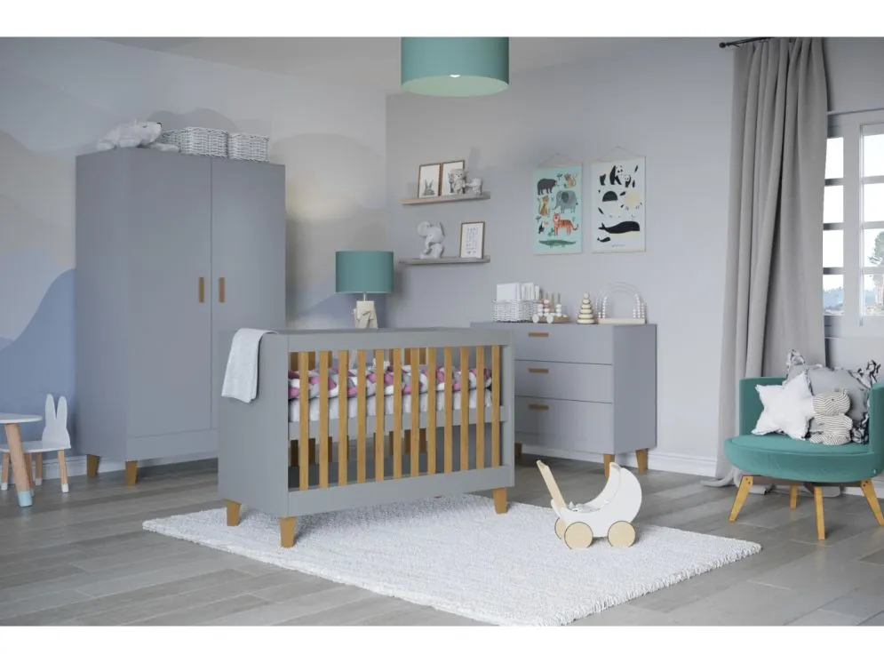 Łóżeczko dziecięce KUBI 120x60 szare z drewnianymi szczebelkami | MIRAT. styl SKANDYNAWSKI kolekcja KUBI