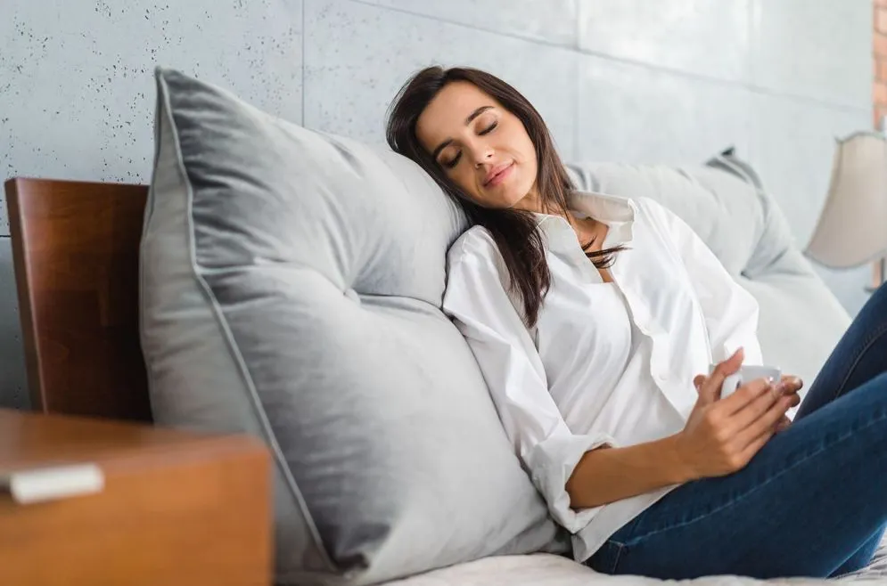Poduszka zagłówek PILLOW CHIC VELVET 140 szara dekoracyjna | MIRAT.
