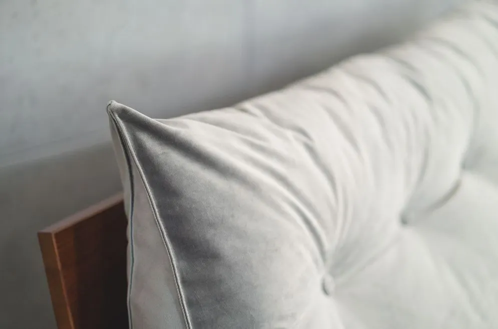 Poduszka zagłówek PILLOW CHIC VELVET 180 szara pikowana | MIRAT.
