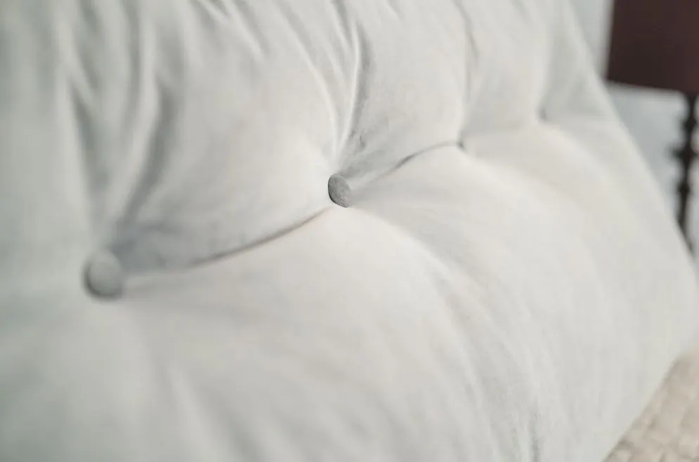Poduszka zagłówek PILLOW CHIC VELVET 180 szara pikowana | MIRAT.