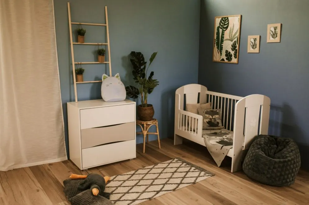 Minimalistyczna komoda dla dzieci PATI 80cm biała/szara z przewijakiem I sklep meblowy MIRAT. styl SKANDYNAWSKI