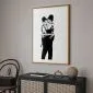 Plakat Kissing Coppers 21x30 cm z ramą złotą z marginesem | MIRAT.