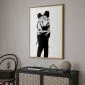 Plakat Kissing Coppers 40x60 cm z ramą złotą bez marginesu | MIRAT.